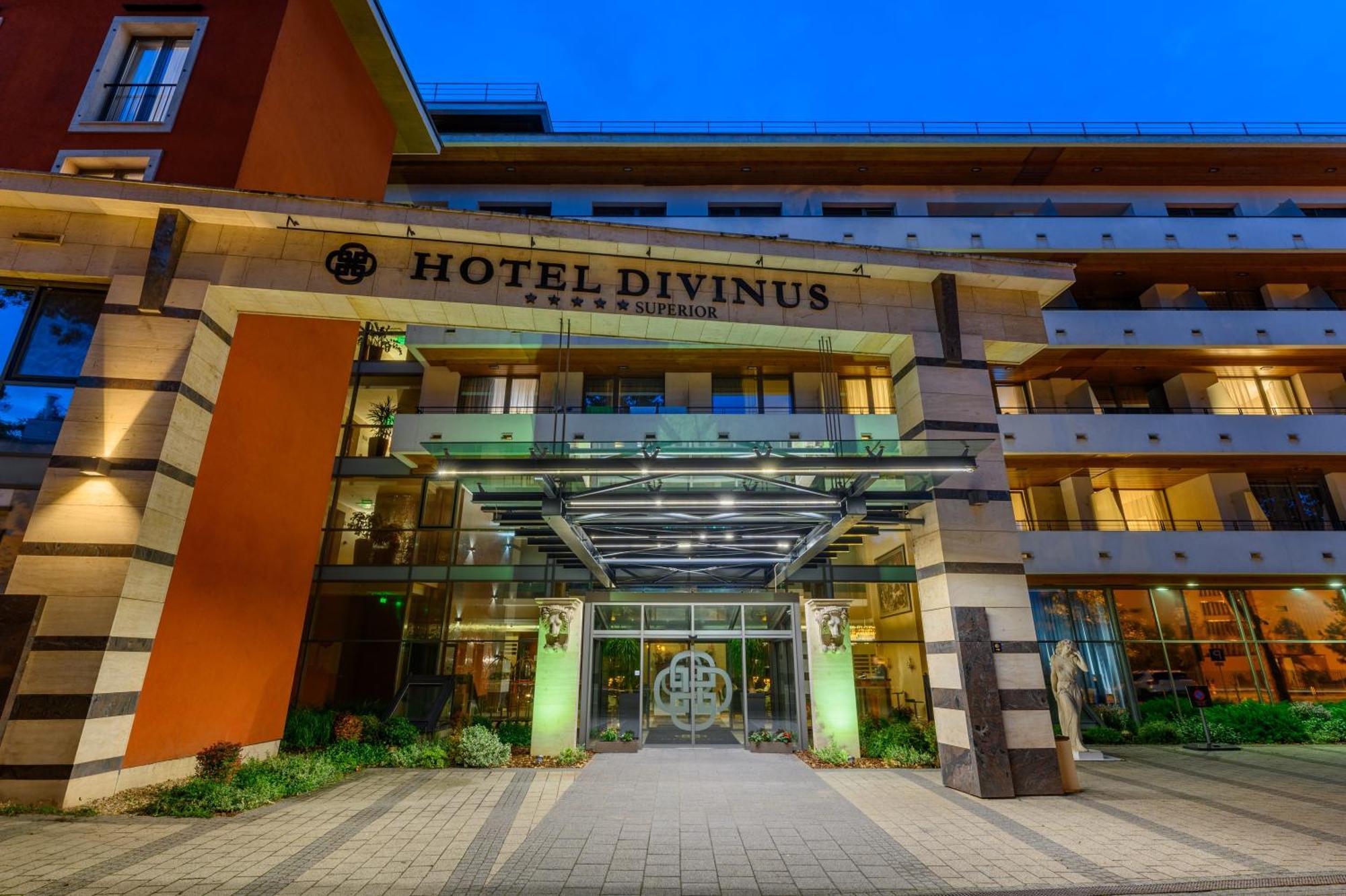 โฮเต็ล ดิวินัส Hotel เดเบรตเซน ภายนอก รูปภาพ